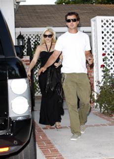 Gwen Stefani feet photo thumbnail