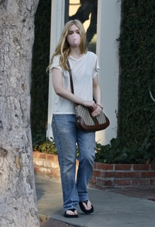 Elle Fanning feet photo thumbnail
