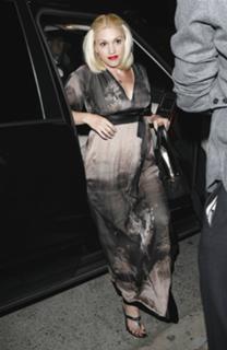 Gwen Stefani feet photo thumbnail