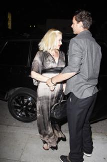 Gwen Stefani feet photo thumbnail