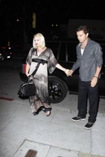 Gwen Stefani feet photo thumbnail