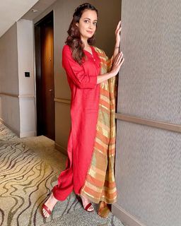 Dia Mirza feet photo thumbnail