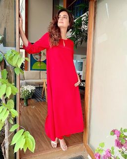 Dia Mirza feet photo thumbnail