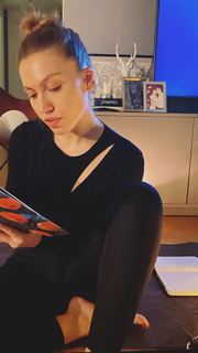 Duygu Özaslan feet photo thumbnail