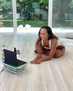Kino MacGregor feet photo thumbnail
