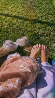 Demi Lovato feet photo thumbnail