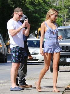 Kimberley Garner feet photo thumbnail