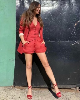 Carolina Ardohain feet photo thumbnail