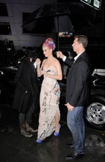Katy Perry feet photo thumbnail