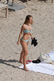 Alexis Ren feet photo thumbnail