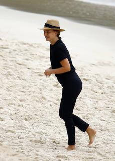 Natalie Portman feet photo thumbnail