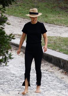 Natalie Portman feet photo thumbnail