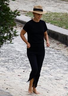 Natalie Portman feet photo thumbnail