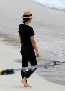 Natalie Portman feet photo thumbnail