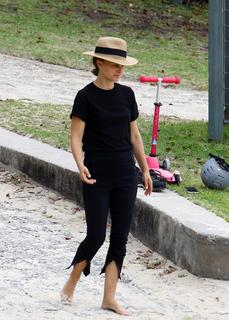 Natalie Portman feet photo thumbnail