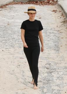 Natalie Portman feet photo thumbnail