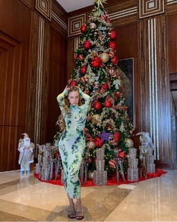 Xenia Tchoumitcheva feet photo thumbnail