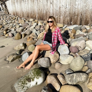 Daisy Fuentes feet photo thumbnail