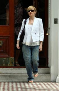 Kylie Minogue feet photo thumbnail