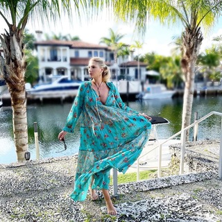 Daisy Fuentes feet photo thumbnail
