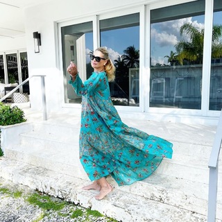 Daisy Fuentes feet photo thumbnail
