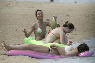 Drew Barrymore feet photo thumbnail