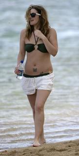 Drew Barrymore feet photo thumbnail