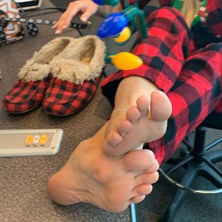 Kyle Unfug feet photo thumbnail