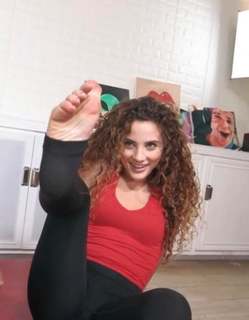 Sofie Dossi feet photo thumbnail
