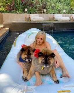 Chelsea Handler feet photo thumbnail