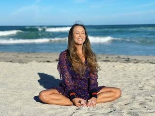 Kino MacGregor feet photo thumbnail