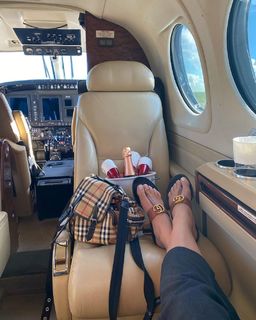 Isis Valverde feet photo thumbnail