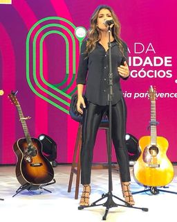 Paula Fernandes feet photo thumbnail