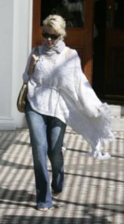 Kylie Minogue feet photo thumbnail