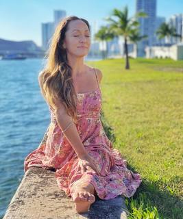 Kino MacGregor feet photo thumbnail