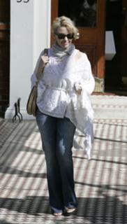 Kylie Minogue feet photo thumbnail
