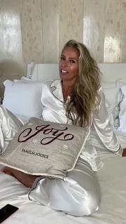 Adriane Galisteu feet photo thumbnail