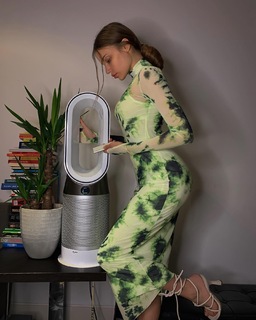Xenia Tchoumitcheva feet photo thumbnail