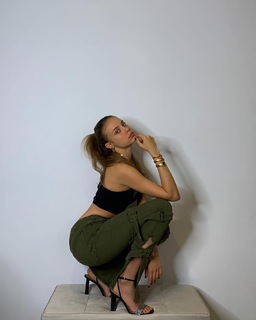 Xenia Tchoumitcheva feet photo thumbnail