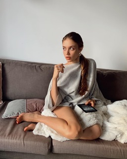 Xenia Tchoumitcheva feet photo thumbnail