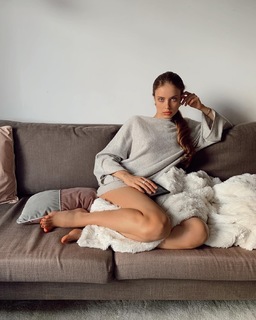 Xenia Tchoumitcheva feet photo thumbnail