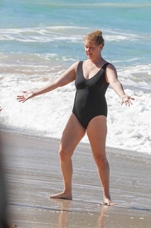 Amy Schumer feet photo thumbnail