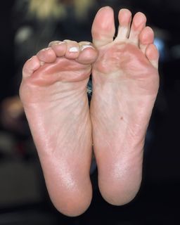 Kyle Unfug feet photo thumbnail