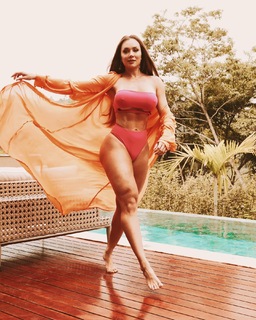 Juliana Salimeni feet photo thumbnail