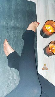 Duygu Özaslan feet photo thumbnail