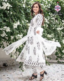 Dia Mirza feet photo thumbnail