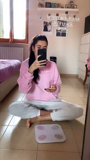 Valentina Vignali feet photo thumbnail