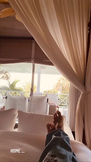 Elle Macpherson feet photo thumbnail