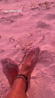 Elle Macpherson feet photo thumbnail