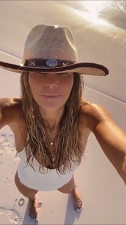 Elle Macpherson feet photo thumbnail